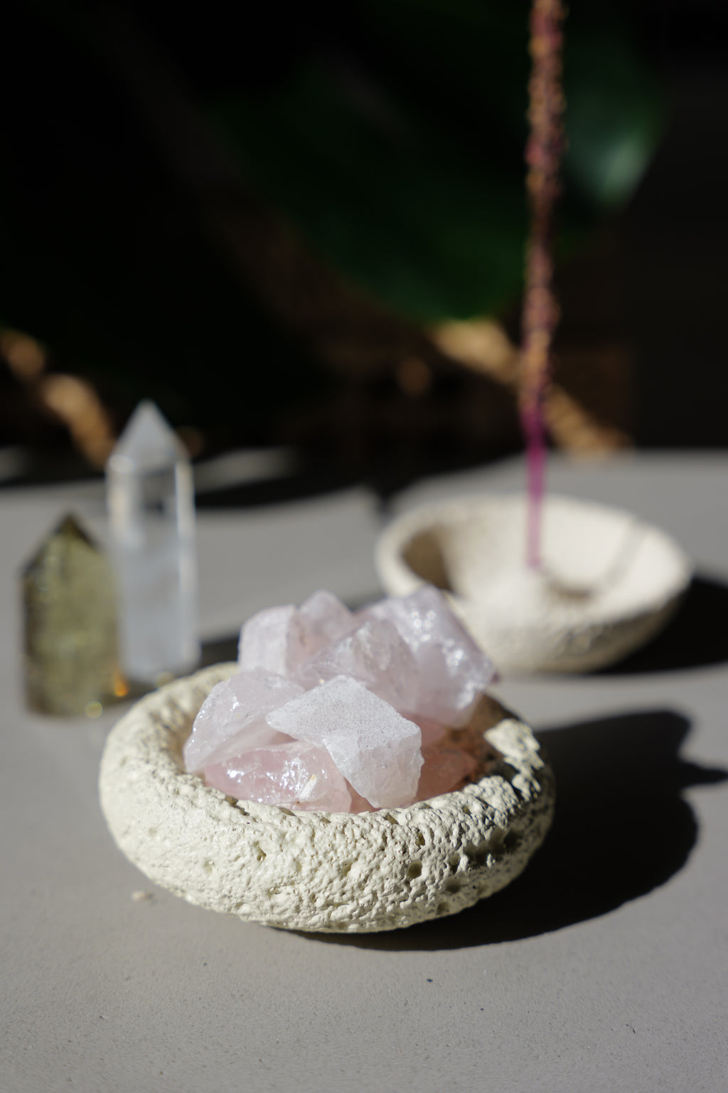 Abundance | Concrete Plate Diffuser Set with Raw Crystals & Essential Oil